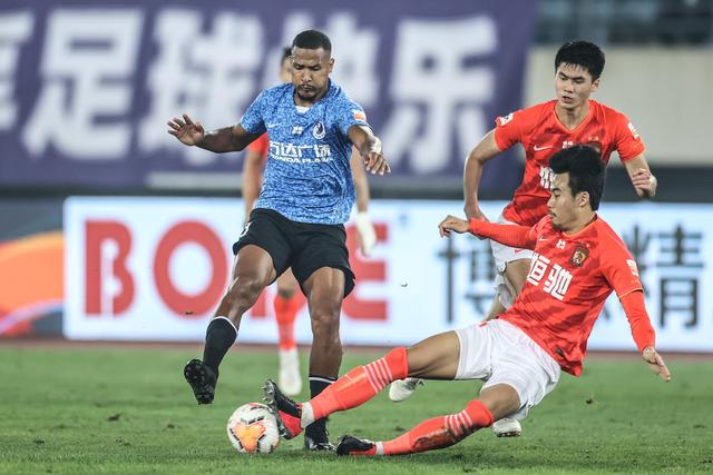 打得不好！贺希宁手感冰凉8中1并且出现2失误 仅得2分3板